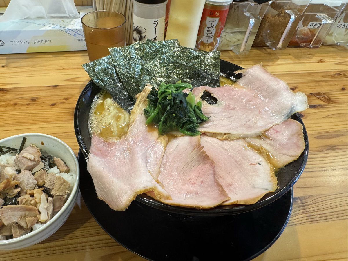 gachan_iku's tweet photo. 王道の印　富山家
初訪問🍜
吉村家直系のはじめやと王道家グループの富山家��県内で選ぶ楽しみが増えましたね。
期待以上の旨さでした。
YouTubeでは清水代表にドヤされてたけど、お店の運営、接客もとてもよかったです😄 https://t.co/FOPmX0hTVq