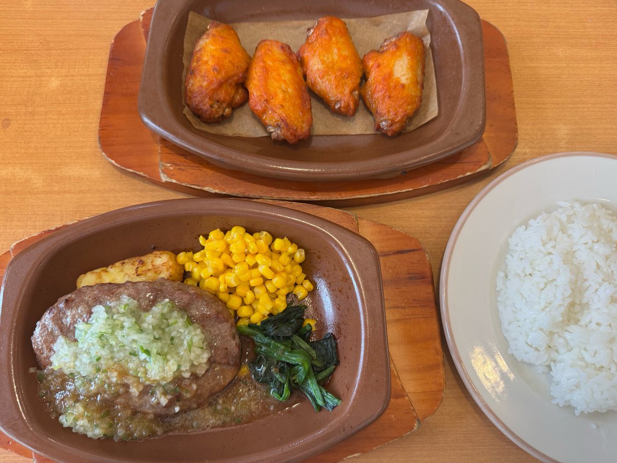 ushizawa's tweet photo. 退院メシに選ばれたのは…

サイゼリヤでした！！！

視力が完全に戻るのはもう少し先ですが無事に退院はできました。
先に食べちゃったから写してないけどアロスティチーニもいただいています。
サイゼでは必ずアロスティチーニをいただきます https://t.co/eugGs0fUjs