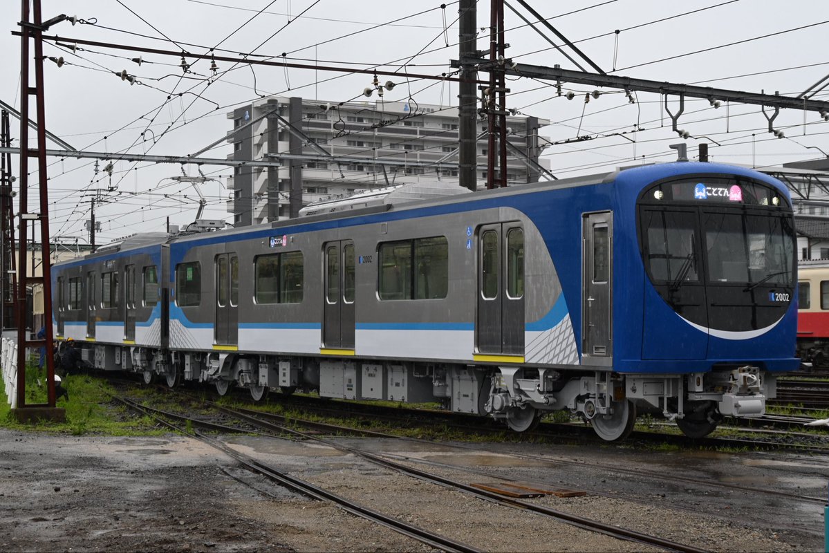 TKR1251_50th's tweet photo. ことでん2000形、高松で初めての通電。

社幕はCIマーク付きとことちゃんことみちゃん付きが交互に表示されるそうです。 https://t.co/XWRYYjrNB8
