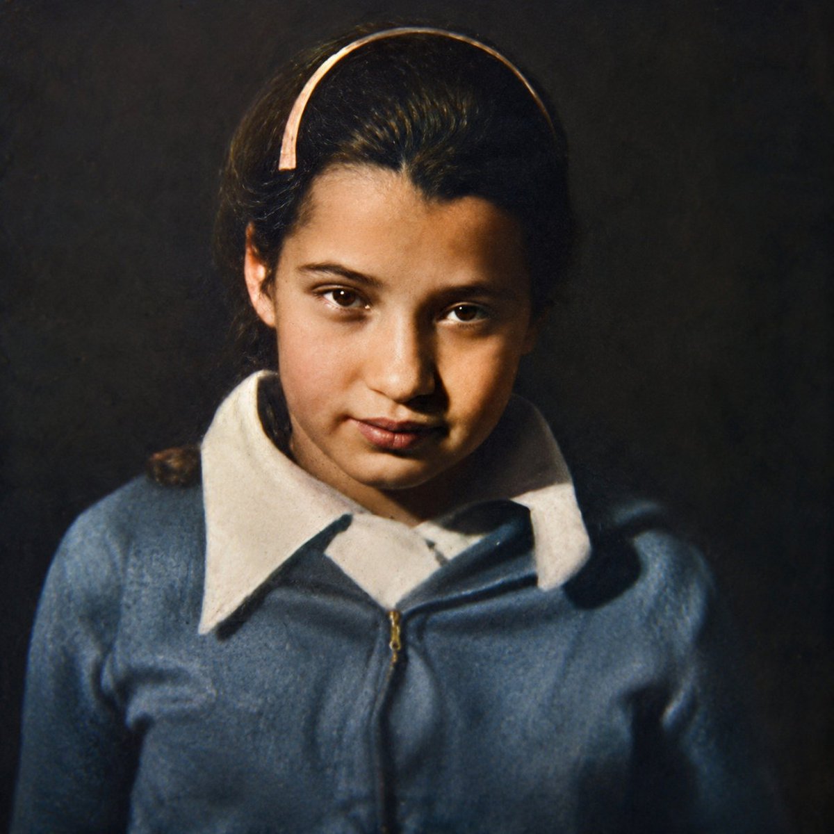 RedPlaneta2's tweet photo. #TalDíaComoHoy de 1944 falleció Tatiana Sávicheva, la niña soviética cuyo pequeño diario se convirtió en uno de los testimonios más desgarradores de los crímenes del fascismo y de la resistencia del pueblo soviético.

El sitio de Leningrado fue uno de los mayores actos de barbarie de la Segunda Guerra Mundial. Durante 872 días (1941-1944), las tropas nazis cercaron la ciudad con el objetivo de rendirla. Más de un millón de civiles murieron víctimas de la inanición, el frío, los bombardeos y las enfermedades, pero Leningrado jamás se rindió.

Tatiana era una niña de apenas once años cuando comenzó a escribir un pequeño cuaderno en las brutales condiciones del sitio. En él no narró grandes acontecimientos, sino la tragedia de una familia que desaparecía uno a uno. Sus páginas contienen frases tan breves como devastadoras: «Zhenia murió... La abuela murió... Leka murió... Mamá murió... Los Sávichev han muerto. Han muerto todos. Solo quedó Tatiana».

Aquel diario trascendió la historia de una sola familia para convertirse en el símbolo del sufrimiento de millones de soviéticos. Tras la guerra fue presentado como prueba documental de los crímenes del nazismo y contribuyó a mostrar ante el mundo el carácter genocida del bloqueo de Leningrado, siendo utilizado como evidencia durante los Juicios de Núremberg.

Tatiana fue evacuada con vida, pero las secuelas del hambre destruyeron su salud. Falleció el 1 de julio de 1944, sin llegar a ver plenamente la victoria por la que tanto resistió su pueblo.

Su pequeño cuaderno permanece como un monumento a la memoria de las víctimas del fascismo y al heroísmo del pueblo soviético, cuya resistencia cambió el curso de la historia.