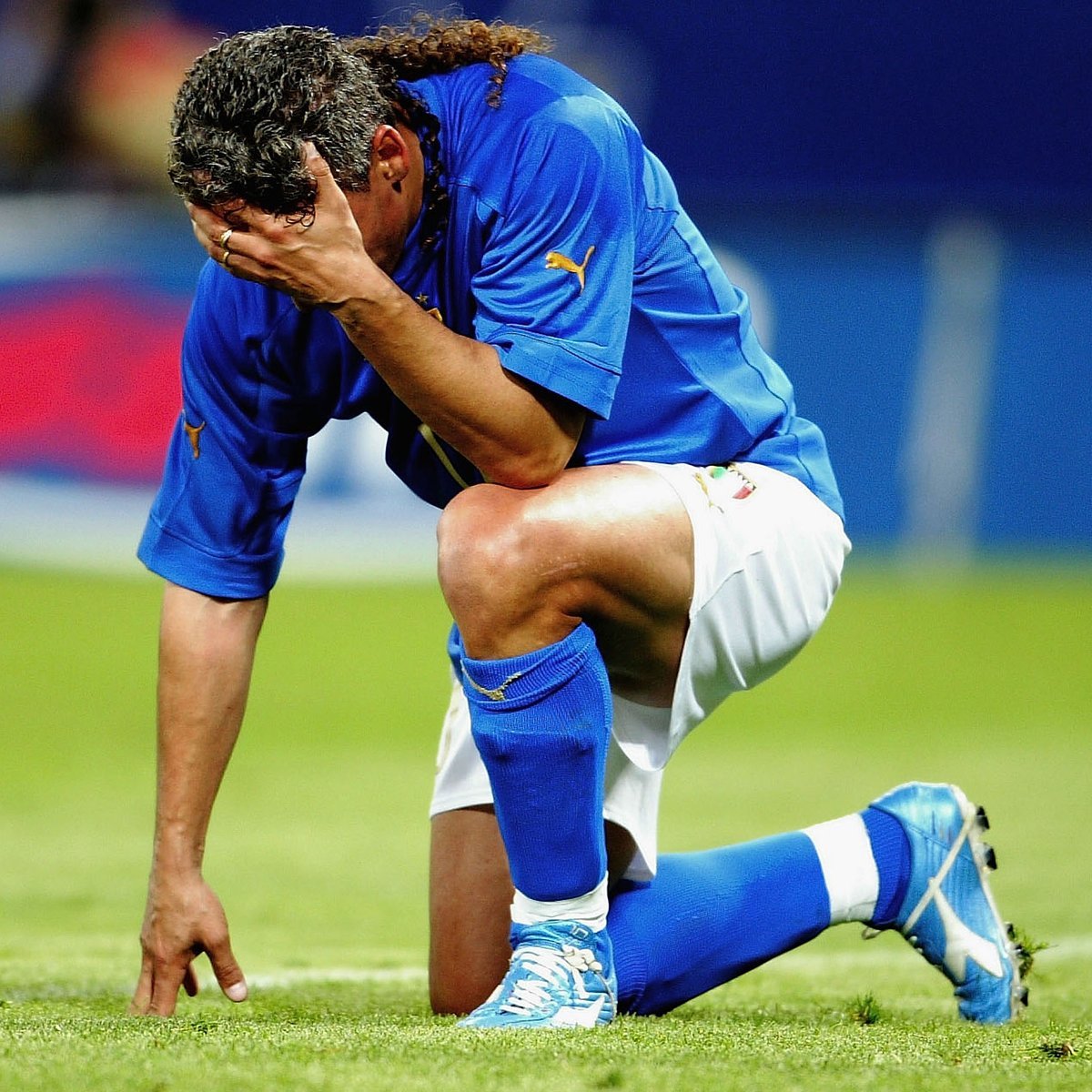 FootballTalkHQ's tweet photo. 🗣️ Roberto Baggio on his knee surgery: 

“When I woke up from the anesthesia, I was screaming in pain. I couldn’t take painkillers; I’ve always been allergic to them. I told my mother, ‘If you love me, kill me.’ I couldn’t run anymore, couldn’t train like before.”

“For months, I didn’t cash my salary cheques from Fiorentina.

Why?

Because I was ashamed. I couldn’t accept the idea of earning money without being able to work, without being able to give something in return. So I put the checks in a drawer. I’d think of my father, his face, his voice when he said that unearned money brings bad luck. 

For me, work has always been tied to dignity. Even though I was injured, even though it wasn’t my fault, I still felt that weight.”