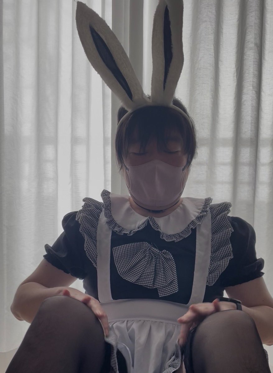 usagi38979n2's tweet photo. 足もチラッと💕

#女装 #男の娘 #メイド服 #メイドコスプレ https://t.co/aK98BplGfl