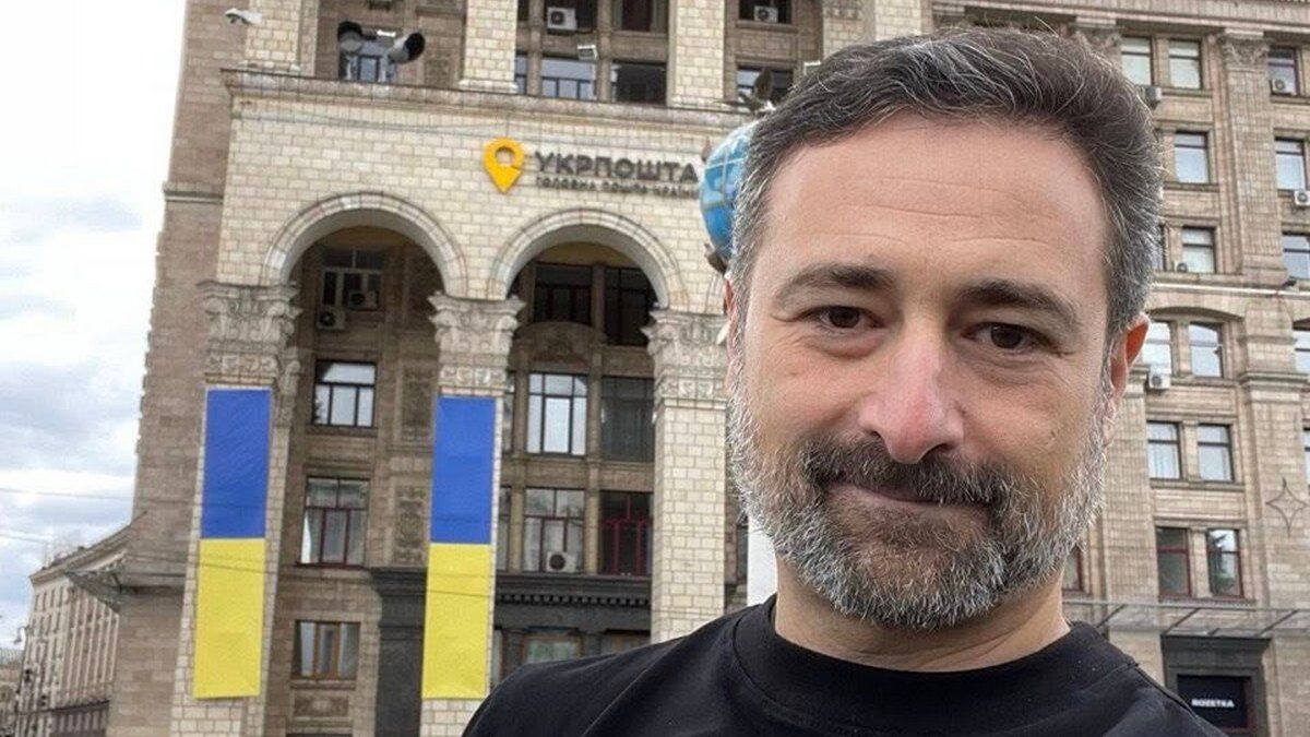 pogrebeckij's tweet photo. Кабмін Зеленського проігнорував вимогу НБУ щодо зняття з посади Генерального директора "Укрпошти" Смілянського. Смілянський і надалі керуватиме збитковим державним підприємством, отримуватиме майже мільйонну не зароблену заробітну плату. Смілянський і далі може посилати на х*й Національний банк України, обзивати дебілами, ідіотами та повіями народ України. Не потоплюваний хам Смілянський – як обличчя абсолютної влади Слуг народу. Апофеоз влади.
Про те, що він продовжує керувати "Укрпоштою", Смілянський повідомив сам у соцмережах. Окремо подякував за підтримку своїм шанувальникам.
Весь текст повідомлення можна викласти однією фразою: "А що ви нам зробите?"