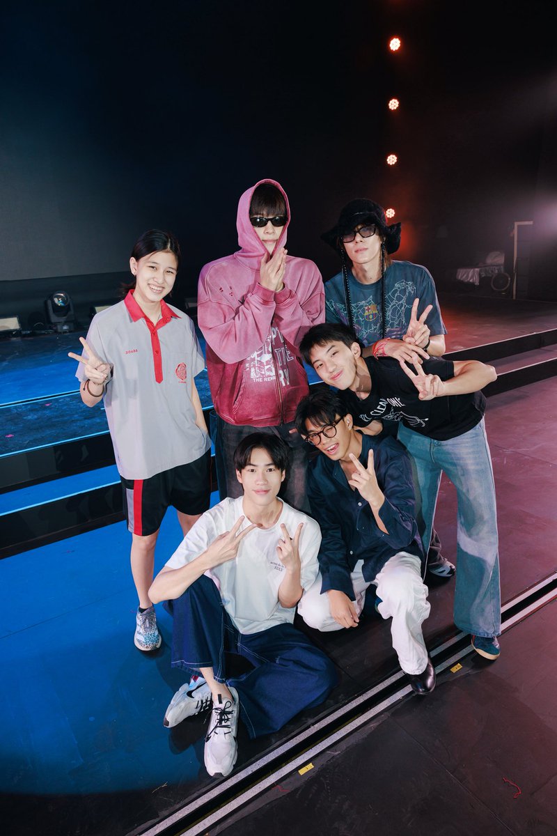 WUseriesGMMTV's tweet photo. ส่งทุกตัวละครกลับสู่โลกของอูแล้ว คืนนี้เตรียมตัวมาสนุกกันต่อนะทุกคน ✨🎉 #WUTheSeriesFinalEP https://t.co/CxTXlMjA8z