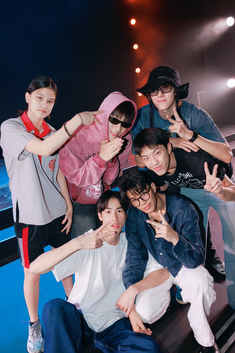 WUseriesGMMTV's tweet photo. ส่งทุกตัวละครกลับสู่โลกของอูแล้ว คืนนี้เตรียมตัวมาสนุกกันต่อนะทุกคน ✨🎉 #WUTheSeriesFinalEP https://t.co/CxTXlMjA8z