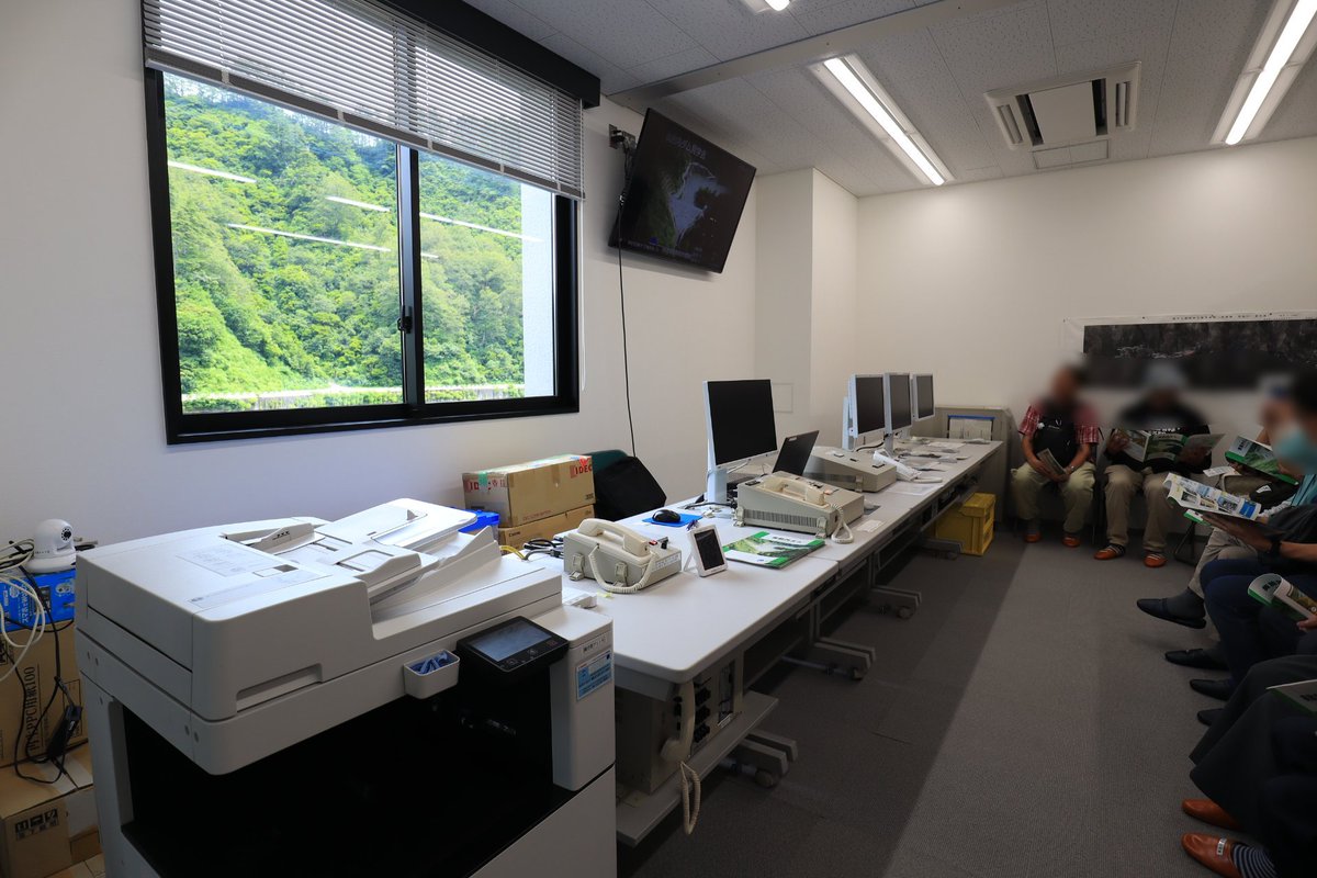 bsb222z's tweet photo. 管理棟内部を見学！ 

操作室は自然調節式のゲートレスダムのためかなり簡素なつくりでした｡

管理棟前には冬季でも月1で点検を行うためヘリポートが設けられており､積雪防止のため床暖房装置が付いているとの事です｡
#奥胎内ダム見学とロイヤルランチツアー
#奥胎内ダム #新潟県 #胎内市 https://t.co/zktHuhDdL4