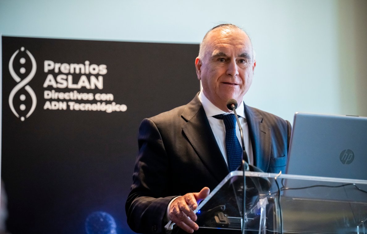 EMTmadrid's tweet photo. Alfonso Sánchez, consejero delegado de EMT, galardonado en los Premios @aslan_es ADN Tecnológico.

➡️ Un reconocimiento a la apuesta tecnológica, sostenible y digital del consejero delegado al frente de la empresa municipal.

#LideresADNTecnológico

https://t.co/PnycMKR4US https://t.co/GHingCUWMv