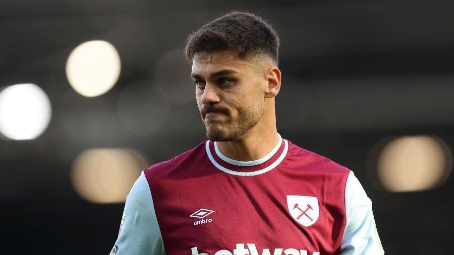 HellasFooty's tweet photo. Bayer Leverkusen have reportedly thrown their hat in the ring to sign Dinos Mavropanos! 🏴󠁧󠁢󠁥󠁮󠁧󠁿🔜🇩🇪❓️

Would the German giants be a good next adventure for Mavropanos? 🤔

Let us know below! 👇🗣

#Mavropanos https://t.co/Sxlr3tGHyl