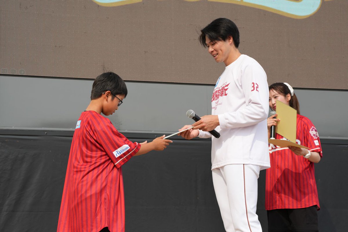Rakuten__Eagles's tweet photo. 「選手登場！サプライズステージ」in福島🍑

#中島大輔 選手が登場🩵💚

ステージを楽しみにしていたキッズたちも大興奮の様子🤩

🎤好きな人(選手)は誰ですか？
「宗山選手には早く戻ってきて欲しいです」

🎤りんご！🍎(訳：好きな食べ物はなんですか)
「プリンです！特にやわらかめのやつが好きです🤤🍮」

福島キッズたちのピュアな質問に翻弄される中島選手…🤭

ファンの皆さんと交流を深めました✨

詳しくはInstagramで
チェックしてくださいね☝
https://t.co/wEkej52pvF

#RakutenEagles
#強鷲革新