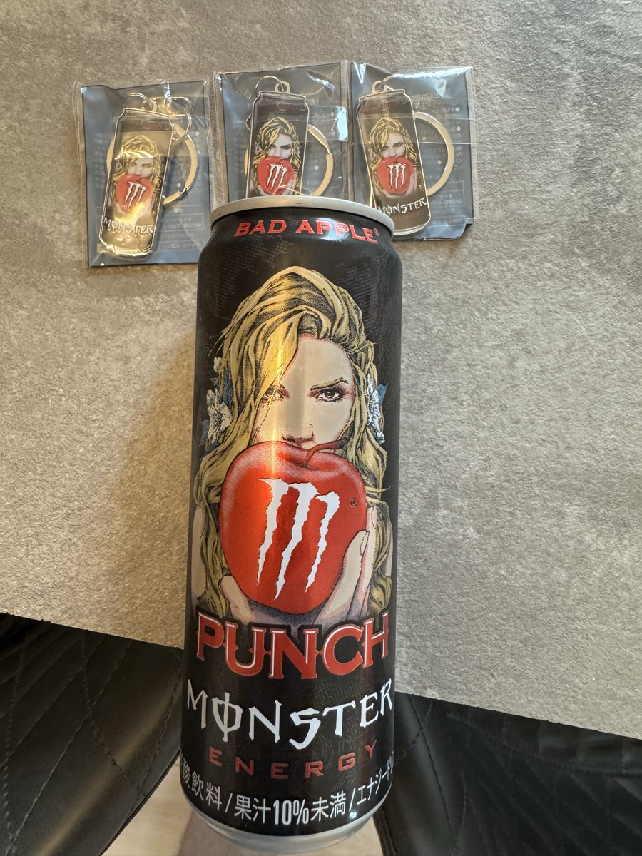 nuntashi's tweet photo. ケースで買いたかったけど
バラしちゃったから
一缶ずつの販売って言われちゃって
とりあえず、キーホルダー３つゲット
#モンスター #yasu #AcidBlackCherry #作ってみた #バッドアップル https://t.co/Xq9cfNuevY