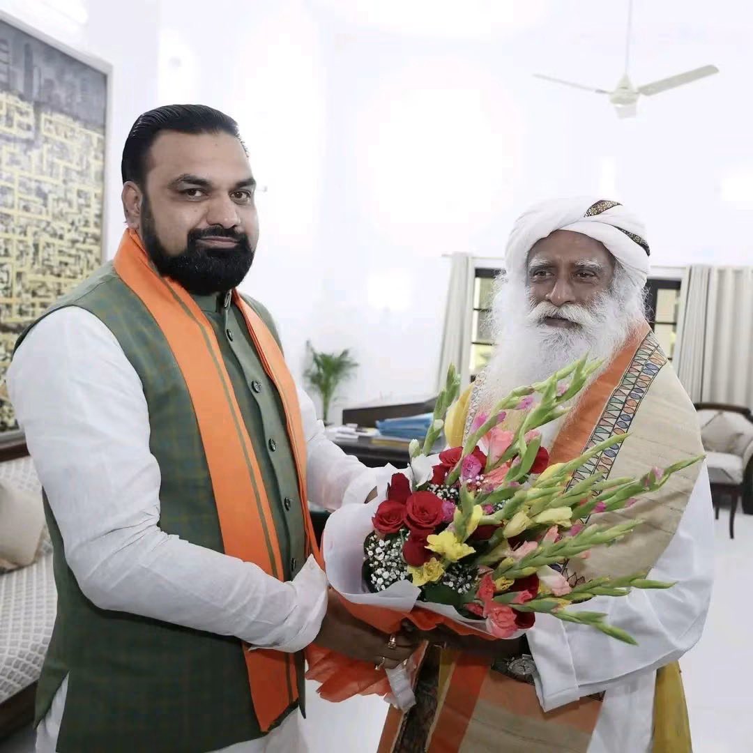 pushprajyadav97's tweet photo. कॉर्पोरेट गुरु जग्गी वासुदेव ने जिस बांस शमशान घाट को 1 रुपये की लिज़ पर लिया है 33 साल के लिए; उसमें 18 शवों को एक साथ जलाने की व्यवस्था है और प्रति दिन 50 अंतिम संस्कार हो सकते हैं।

दैनिक टर्नओवर(अधिकतम)—50 शव X 3500 रुपये = ₹1,75,000

मासिक टर्नओवर (अधिकतम)—₹1.75 लाख X 30 दिन =₹52,50,000

1 वर्ष का टर्नओवर (अधिकतम)—₹63 करोड़ 87 लाख 5 हजार  

33 साल का टर्नओवर(अधिकतम)—₹2 अरब 
10 करोड़ 78 लाख 75 हजार 

लेकिन देना कितना है सरकार को 33 साल में  केवल 33 रुपये? 

अब बताओ बेवकूफ कौन है जनता, सरकार या कॉरपोरेटी वासुदेव बाबा?