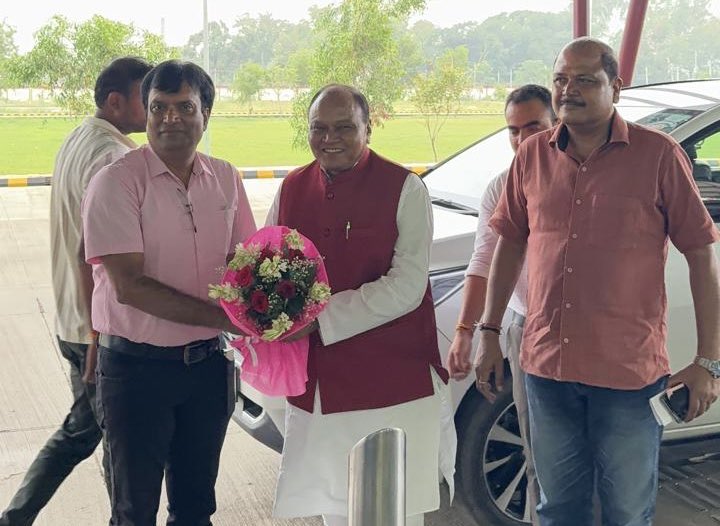 CPSGangwarBJP's tweet photo. ✈️ बरेली को मिली उड़ान की नई पहचान, विकास को मिला नया आकाश।

आज बरेली सिविल एन्क्लेव एयरपोर्ट से जेवर अंतरराष्ट्रीय एयरपोर्ट के लिए प्रथम विमान सेवा का केक काटकर शुभारंभ किया । 

#Bareilly #CivilEnclave #Aviation #Development #UttarPradesh #ViksitBharat https://t.co/JrrWxAUhXE