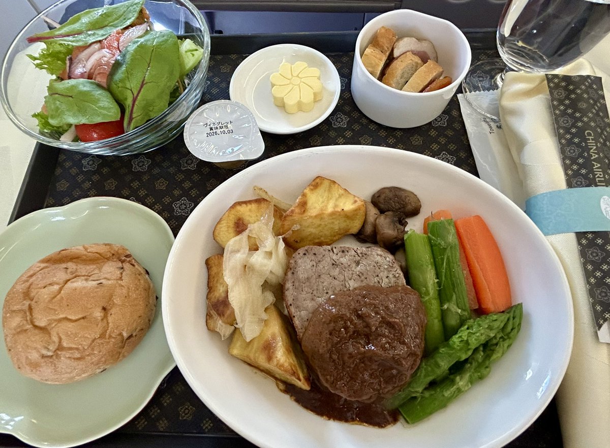 cuuinchina's tweet photo. 帰りはチャイナエアライン、台北行き。夫が最近はすっかりビジネスクラス信奉者なので、この路線はバカ高かったけど買ってしまった。しかし機材がかなり古く、モニター画面も古すぎて不具合。シートポケットはまるでロッカーのようであったw(左のツマミで開閉する) https://t.co/ruFLDpmeHp