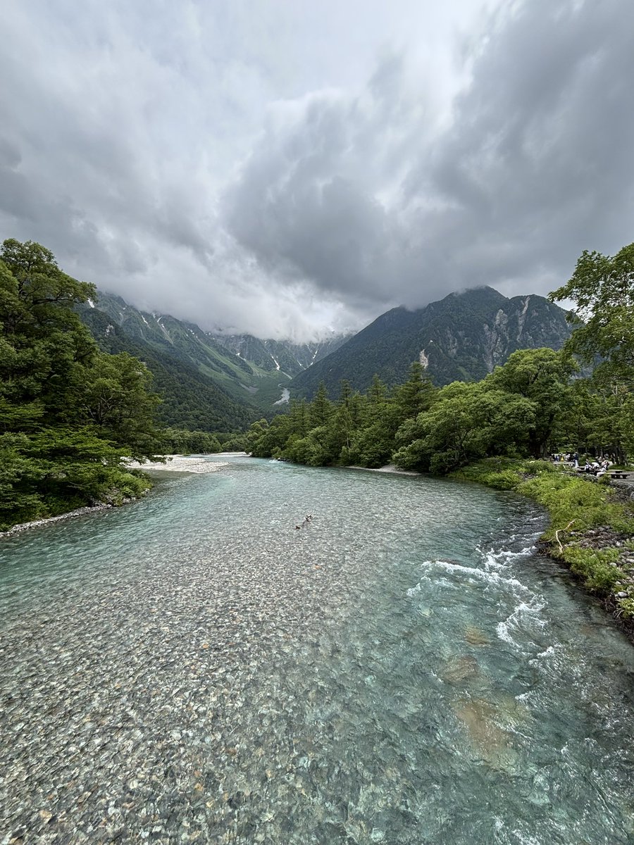 sakura664107's tweet photo. 人生何があるか分からないから
一度は行ってみたい所を制覇していくようにしてる✊
長野県の上高地制覇!!
大阪は30度あったのに上高地は18度と過ごしやすい気候😊
天気はイマイチだったけど水は綺麗でした https://t.co/Xyqq6Z4dEC