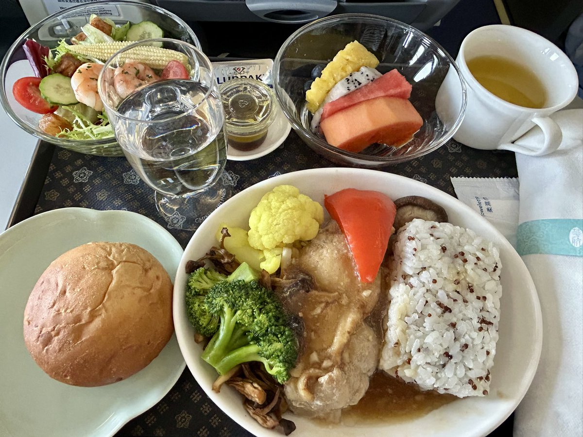 cuuinchina's tweet photo. 台北から広州へ。短距離線x2なのに同じようなボリュームの機内食がまた出てきて(アイスもいかがと言われたが辞退)、そんなに食べられるわけもなく、やっぱり色々と(金額的に)無駄の多いフライトだったなぁ。。 https://t.co/FjfNkWDaNK