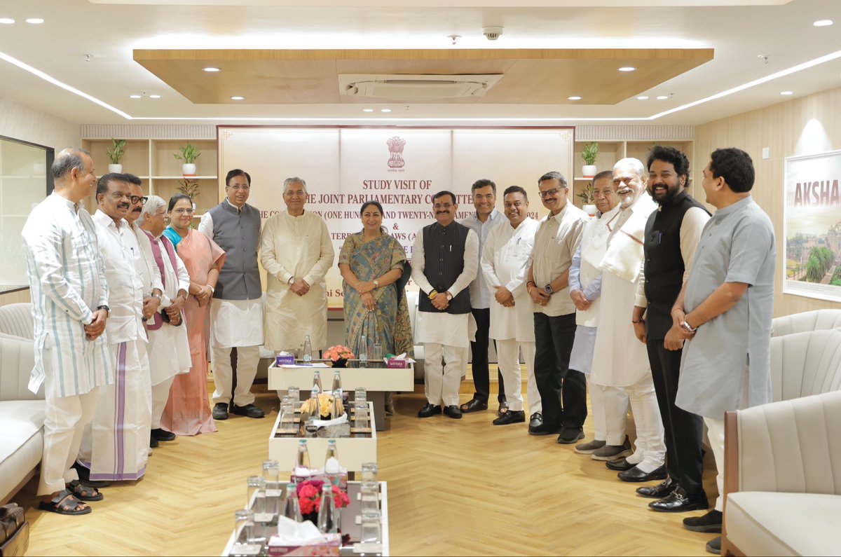 gupta_rekha's tweet photo. आज दिल्ली सचिवालय में संविधान (129वाँ संशोधन) विधेयक, 2024 एवं संघ राज्य क्षेत्र विधि (संशोधन) विधेयक, 2024 "एक राष्ट्र, एक चुनाव" विषय पर स्टडी विजिट के लिए श्री पी. पी. चौधरी जी की अध्यक्षता में आई संयुक्त संसदीय समिति (जेपीसी) के माननीय सदस्यों का स्वागत किया।

"एक राष्ट्र, एक चुनाव" भारत के लोकतंत्र को अधिक सशक्त, सुव्यवस्थित, प्रभावी और स्थिर बनाने की दिशा में एक महत्वपूर्ण सुधार है। इससे समय, धन और संसाधनों की बचत होगी तथा शासन व्यवस्था में निरंतरता और दक्षता को नई मजबूती मिलेगी।

दिल्ली सरकार ऐसे प्रत्येक सुधार का समर्थन करती है, जो सुशासन को बढ़ावा दे, प्रशासनिक दक्षता को सुदृढ़ करे और लोकतांत्रिक व्यवस्था को अधिक मजबूत बनाए।

@ppchaudharybjp 

#OneNationOneElection