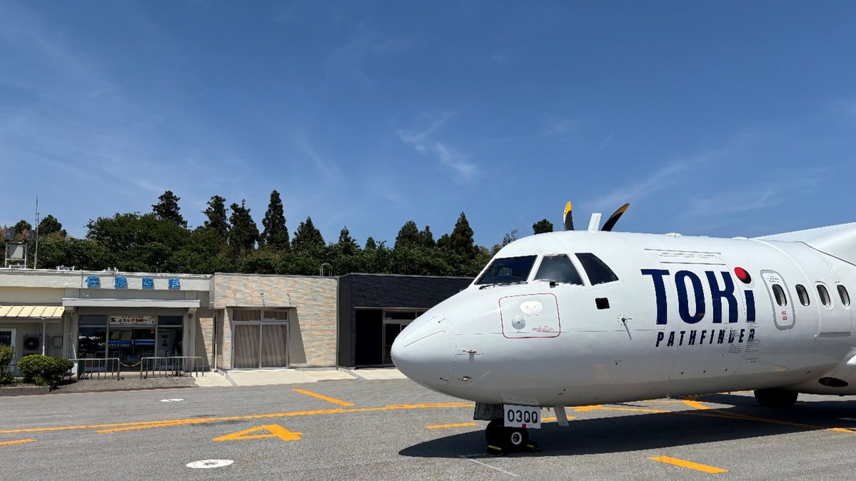 tokiair_pr's tweet photo. 2026年5月28日、トキエアは佐渡空港へのチャーター便運航を実現しました。
佐渡空港の滑走路はわずか890メートル。
ATR42-600が運航する商業用滑走路として、世界最短です。
離島特有の制約がある中、地域の皆さま、関係機関の支え、そして安全運航に向けた準備の積み重ねによって実現できたフライトでした。
この一歩が、佐渡と本土をつなぐ新たな可能性を広げ、交流・観光・地域活性化へとつながっていきます。
トキエアはこれからも、地域とともに歩む航空会社として挑戦を続けます。