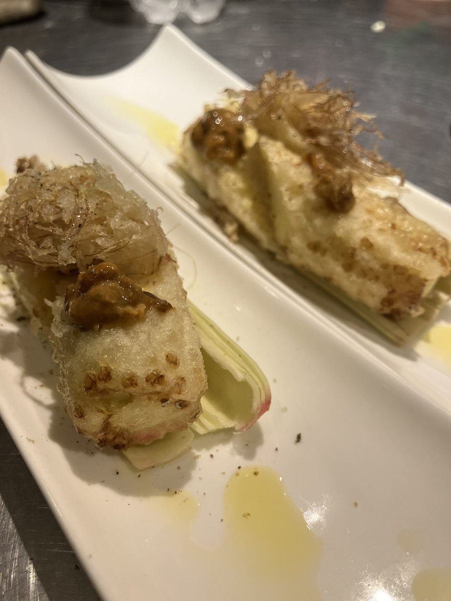 etomocom's tweet photo. 「フレッシュヤングコーン」

とうもろこしとは、また違った味わい。

生のヤングコーンを贅沢にフリットにしました！
外はサクッと香ばしく、中は驚くほどジューシー。
添えたウニが、コーンの甘みをさらに引き立てます。

#旬の食材 
#柏グルメ
  #柏バル
 #トロワフィス
#柏ワイン https://t.co/DubsXUWeLG