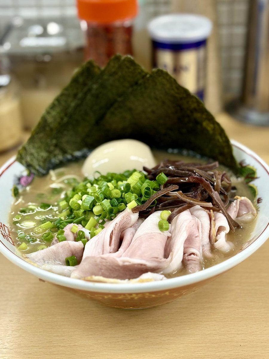 runnerDaibar's tweet photo. 「スタミナパンチさんがリニューアル🎉
うわっ肉豚骨がうま過ぎるぞー😱✨」

ラーメン スタミナパンチ

肉豚骨特製らぁめん
肉ライス（サービス）

塩味もしっかり主張する
分厚い旨みの豚骨スープがめちゃウマい😋

ザクパツのストレート細麺
スープがよく絡んで豚骨を運んでくれる🍜

しっとりしたチャーシューも最高‼️

肉ライスはコロチャーにタレでご飯が進む
秘伝の出汁マヨネーズが悪魔的に美味い❤️

大満足でご馳走さまでした🙏

リニューアルした後もＧ系ラーメンは提供されて肉豚骨とW体制🐷
あなたならＧ系／肉豚骨とどちらにする？

＃スタミナパンチ ＃豚豚骨 ＃リニューアル ＃和田町 ＃横浜ラーメン