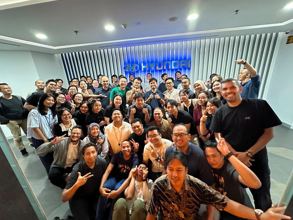 mamahmuda1_'s tweet photo. Temen kantor resign? Itu udah biasa. 
Tapi hari ini kami ditinggal 2 OB resign 😭

Mereka berdua bahkan udah bekerja di kantor ini sebelum mayoritas kami direkrut.

Lihat betapa ramainya semua orang di kantor kumpul hari ini untuk say good bye.

Terima kasih Mas Akrom dan Mas Tedy untuk segala bantuan dan kebaikannya. 

Sukses terus untuk perjalanan karir selanjutnya!
cc: aswar_hamid
