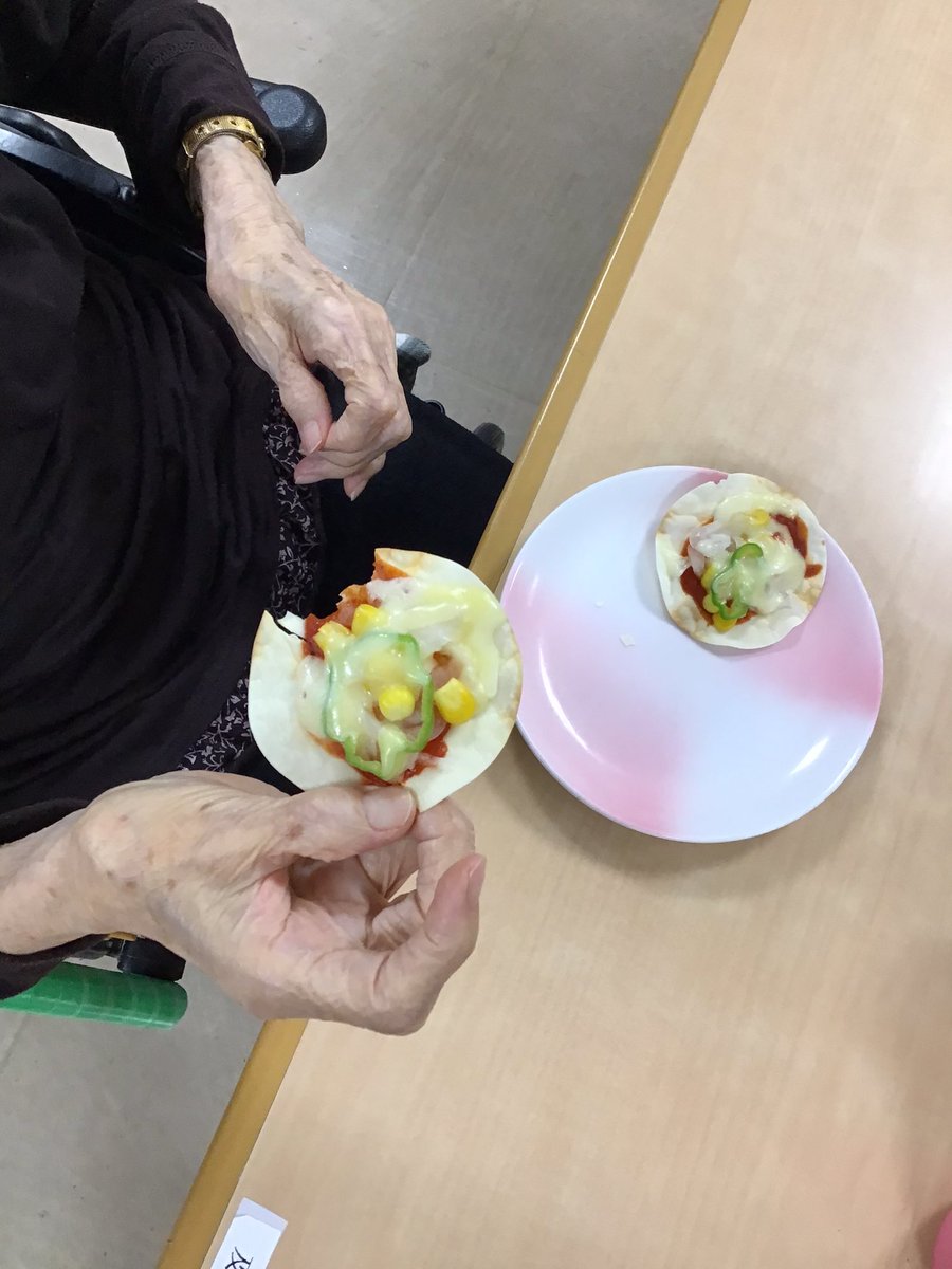 arcadia_kaigo's tweet photo. 本日は3階で餃子の皮を使ったピザ🍕の屋台でした。
みなさん、美味しいと喜ばれてました😋 https://t.co/Yj6heKPGbb