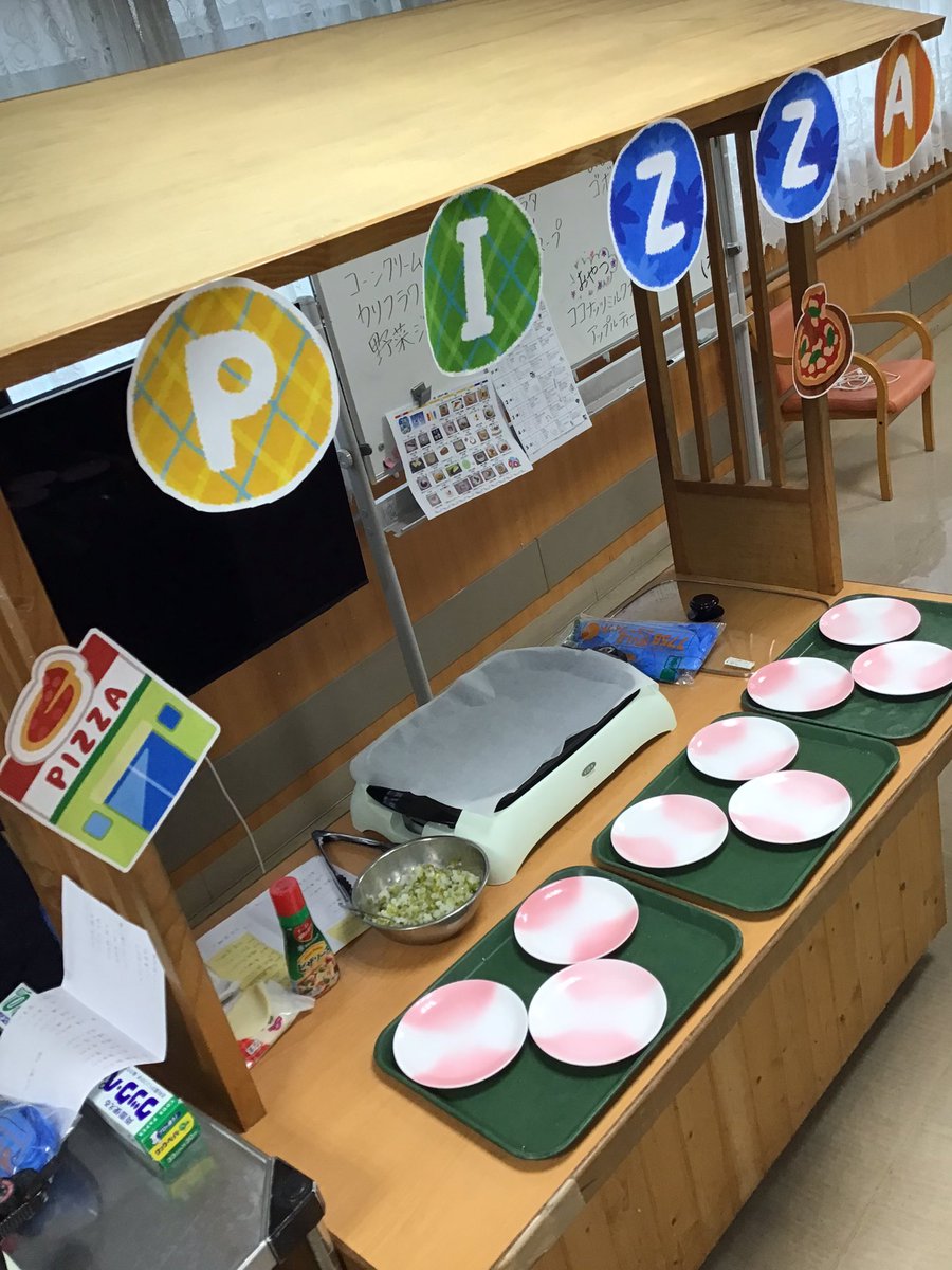 arcadia_kaigo's tweet photo. 本日は3階で餃子の皮を使ったピザ🍕の屋台でした。
みなさん、美味しいと喜ばれてました😋 https://t.co/Yj6heKPGbb