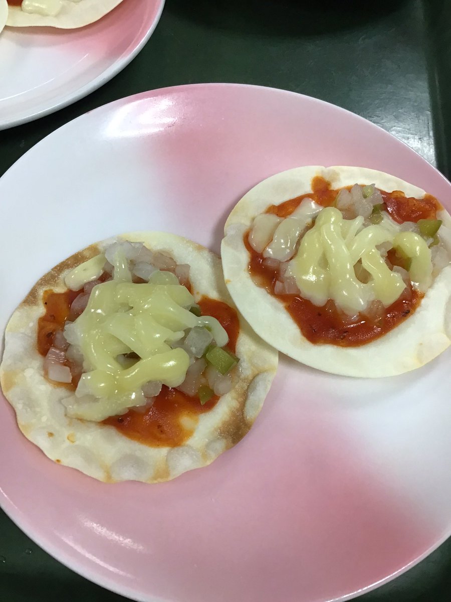 arcadia_kaigo's tweet photo. 本日は3階で餃子の皮を使ったピザ🍕の屋台でした。
みなさん、美味しいと喜ばれてました😋 https://t.co/Yj6heKPGbb