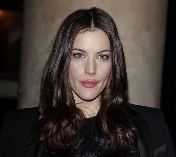 laparadadelcine's tweet photo. Liv Tyler cumple 49 años! El Señor de los Anillos: la Comunidad del Anillo, El increíble Hulk…¿en qué más la vimos? https://t.co/5LW4Fpfz2x