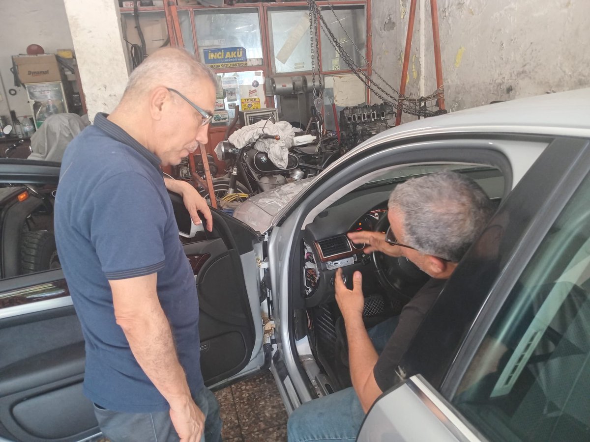 CelikcanMahmut's tweet photo. Yüreğir Belediye Başkanlığı dönemimde atölyemizde oto elektrik ustası olarak çalışıp emekli olan ve şu anda kendi iş yerini açan Mehmet kardeşimizi ziyaret ederek hasbihal ettik.Tüm esnaf ve sanatkârlarımıza sağlık, huzur, bereket ve bol kazançlar diliyoruz. https://t.co/BvShmPFoh4