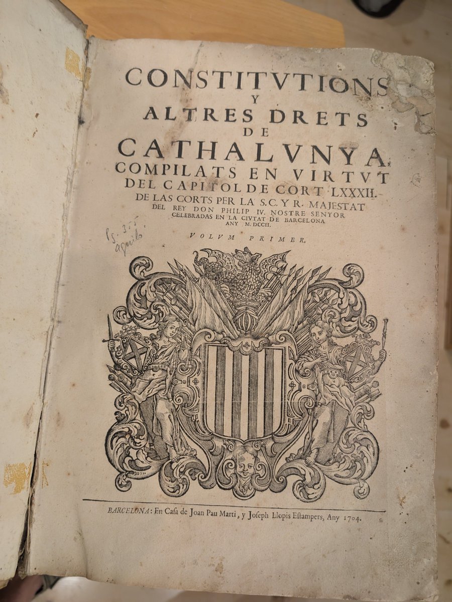 RBerenguerIII's tweet photo. Ens han estafat la història. Diuen que la llibertat va néixer amb la Magna Carta anglesa o la Revolució Francesa, reduint el sud d'Europa a reis absoluts espanyols i submissió feudal. Mentida!

Mentre Castella s'enfonsava en l'absolutisme del "allá van leyes do quieren reyes", a Catalunya es va dissenyar el sistema jurídic més avançat de l'Edat Mitjana. Un fil des de la Pau i Treva de l'Abat Oliba (1027) i els Usatges de Barcelona fins a les Constitucions de Cathalunya.

 Amb els textos literals a la mà del S. XI, Ramon Berenguer I el Vell i Almodis de la Marche van imposar la raó del dret. 👇 

👉 L'Usatge 3, Quoniam per iniquas, sotmet el Príncep a la justícia:

"Quoniam per iniquas et falsas leges... Però com per iniques i falses lleis moltes vegades i en moltes coses la justícia es perdia... el dit comte Ramon i la dita comtessa Almodis, amb lloament i consell de llurs jutges i de llurs prohoms, corregiren les lleis de la dita terra i hi posaren usatges, per tal que d'aquí avant la malícia no pogués vèncer la justícia."

El dret requeria el consell de jutges i ciutadans (prohoms): consens, no decret reial.

👉 L'Usatge Princeps Namque regula la defensa de la terra de forma contractual:

"Princeps namque si quolibet casu obsessus fuerit... Lo príncep si per qualque cas serà assetjat, o ell o els seus enviats ho faran saber als seus hòmens... tots els hòmens, així cavallers com a vianants que l'edat de combatre tindran, li vinguen a ajudar."

El Príncep només mobilitzava per defensa o invasió externa. No podia obligar a guerres ofensives. Si atacava fora, els catalans podien no seguir-lo. Sobiranisme al segle XII.

👉 Els Usatges van fixar les garanties processals i el judici pels iguals:

"Per usatge de Barcelona conperteix que nul hom no deuria ésser jutjat sinó per par d'ell, ni deuria rebre sentència sinó de jutge competent i segons el text dels usatges."

Judici per pars: ciutadans jutjats per iguals, mai per tribunals a dit del monarca. Procés just quan a Europa es feien judicis de Déu cremant les mans.

👉 L'economia i la llar també es protegien. L'Usatge de stratis (camins) garantia la seguretat comercial:

"Usaticum est de stratis... Tothom qui vindrà o anirà per camins públics... estiga segur sota la protecció del comte; i si algú li fa força o li tol el seu, esmeni el dany per quatre vegades."

👉 I l'Usatge d'escomesa protegia la llar:

"Sive in domo... Si algú assaltarà la casa d'un altre... que pague la composició del dany... car la casa de cadascú és el seu refugi de pau."

Inviolabilitat de la llar a l'Edat Mitjana.

👉 Això culmina en el Pactisme, on el Rei no podia dictar lleis unilaterals. El cim es 1481 amb la Constitució de l'Observança :

"Poc valdria fer lleis i constitucions si aquestes no fossin per nosaltres i els nostres oficials observades... Establim i ordenem que les Constitucions de Catalunya, Usatges i Privilegis... hagin d'ésser observats, i que si el Rei o els seus jutges dicten alguna ordre... que vingués en contra d'elles, aquella ordre sia ipso facto nul·la i de cap valor."

Si el Rei emetia una ordre contra les Constitucions, l'ordre era NUL·LA automàticament. Un Tribunal Constitucional efectiu a l'Edat Mitjana.

Per això es va haver de destruir tot el 1714 amb els Decrets de Nova Planta de Felip V. No era una disputa dinàstica, sinó un xoc de civilitzacions. El model absolutista borbònic del "L'Estat soc jo" no tolerava un territori on per aprovar un impost calgués pactar amb burgesos sota lleis que anul·laven la paraula reial si violava els drets de la terra. Per imposar l'absolutisme espanyol van aniquilar per les armes aquest entramat secular, cremant lleis i prohibint la llengua per esborrar que havíem estat lliures gràcies al dret.

Catalunya va ser el bressol de l'Estat de dret modern. Els #Usatges i les #Constitucions proven que la nostra identitat es basa en el respecte sagrat al pacte i a la llei per sobre de qualsevol rei.

Compartiu la veritat!