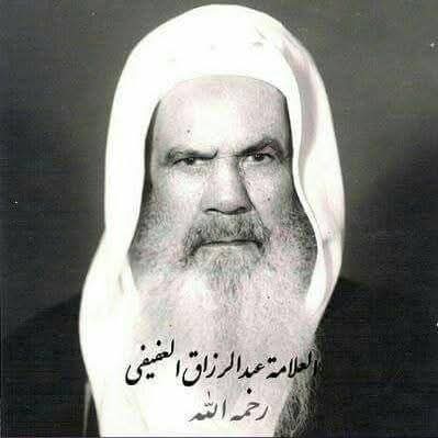 MaktabaSudais's tweet photo. ( كانت مكتبته متواضعة؛ لكنه يستظهر كثير العلم، وكثير الفهم والحفظ، وكانت مكتبته يمين الداخل إلى مجلسه المتواضع البسيط، تدخل الباب على يمينك رف واحد فقط فيه الكتب التالية:
في التفسير: تفسير ابن جرير، و تفسير ابن كثير
وفي علوم القرآن: البرهان، للسيوطي، والإتقان للسيوطي.
وفي كتب الحديث: صحيح البخاري، و صحيح مسلم، وكتب السنن ومسند أحمد.
وشرحها: فتح الباري شرح صحيح البخاري، تصديقاً للمقولة المشهورة لا هجرة بعد الفتح، وأيضاً شرح النووي على مسلم.
وفي الفقه: المغني ، لابن قدامة، والمغني يغنيك

وأغْني بمُغْنِي الفِقْه مَنْ كان طَالباً وعمدتُه من يعتمدها يُحصِّلِ

وروضة الناظر، لابن قدامة، وتعليقاته على الإحكام والمجموع للنووي رحمه الله، والمحلى لابن حزم.
وفي اللغة العربية: لسان العرب، والقاموس المحيط، ولا يكثر أكثر من ذلك.)

الشيخ #عبدالرحمن_السديس حفظه الله، متحدثا عن علاقته بسماحة الشيخ عبد الرزاق عفيفي رحمه الله  

  #المكتبة_الخاصة

 #مجالس_العلماء