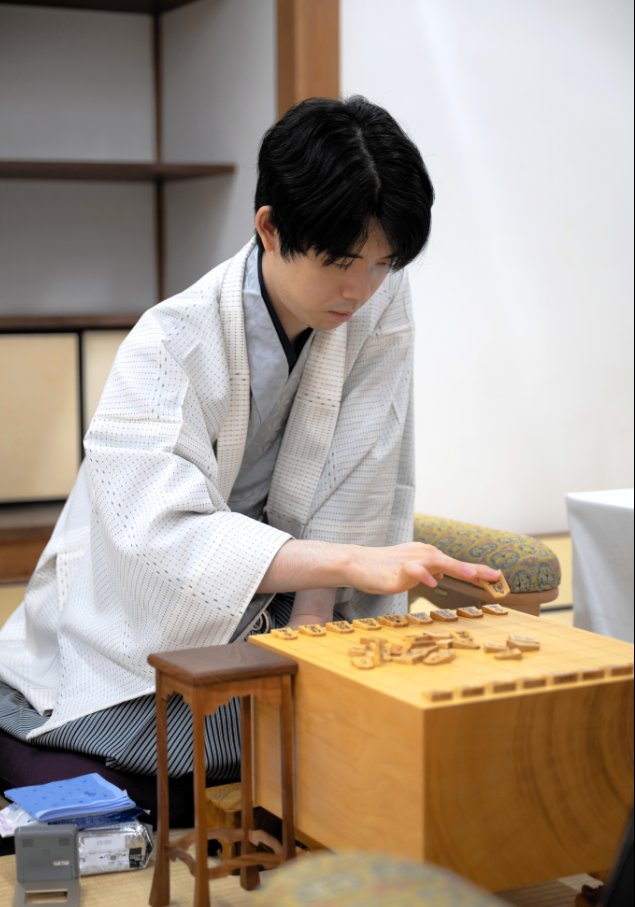 asahi_shogi's tweet photo. 村）藤井聡太棋聖が棋聖戦五番勝負第３局で挑戦者の服部慎一郎七段を破り、３勝０敗で防衛を果たしました。藤井棋聖はこれで７連覇達成です。４日からは伊藤匠二冠との王位戦七番勝負が始まります（写真は日本将棋連盟提供） https://t.co/nhNuIPKKr2