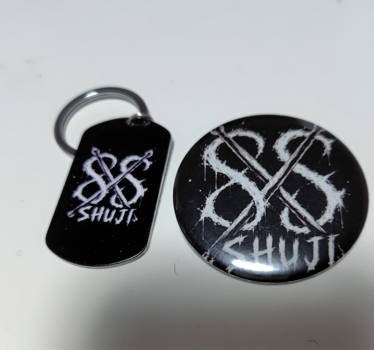 kehimi573's tweet photo. shujiさんの缶バッチとキーホルダー
到着しました
格好良いデザインなので
バッグにつけて通勤しようと思います

#GYZE
#RYUJIN https://t.co/kD3RcajYAT