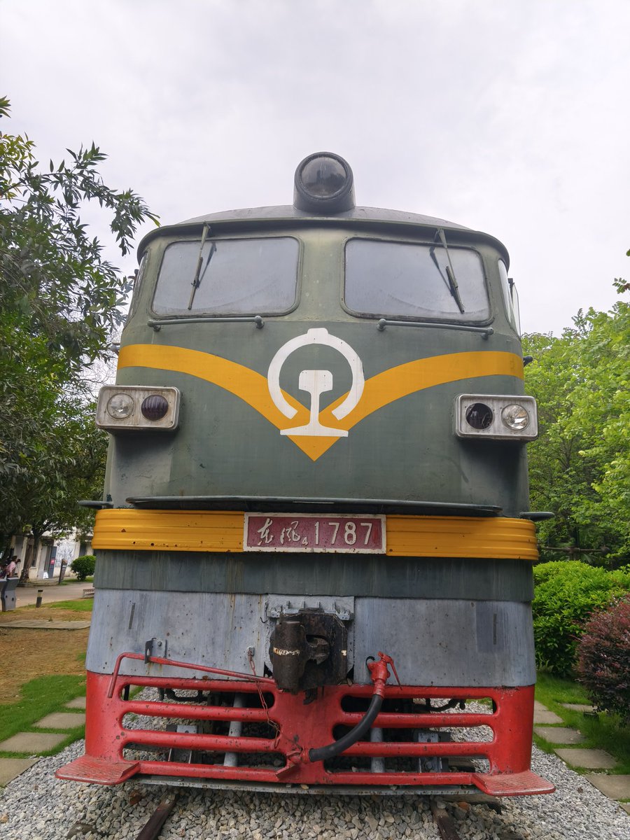 nise_yoshimi's tweet photo. Retired Chinese train repurposed as a public reading area https://t.co/4LhM6oQl4U