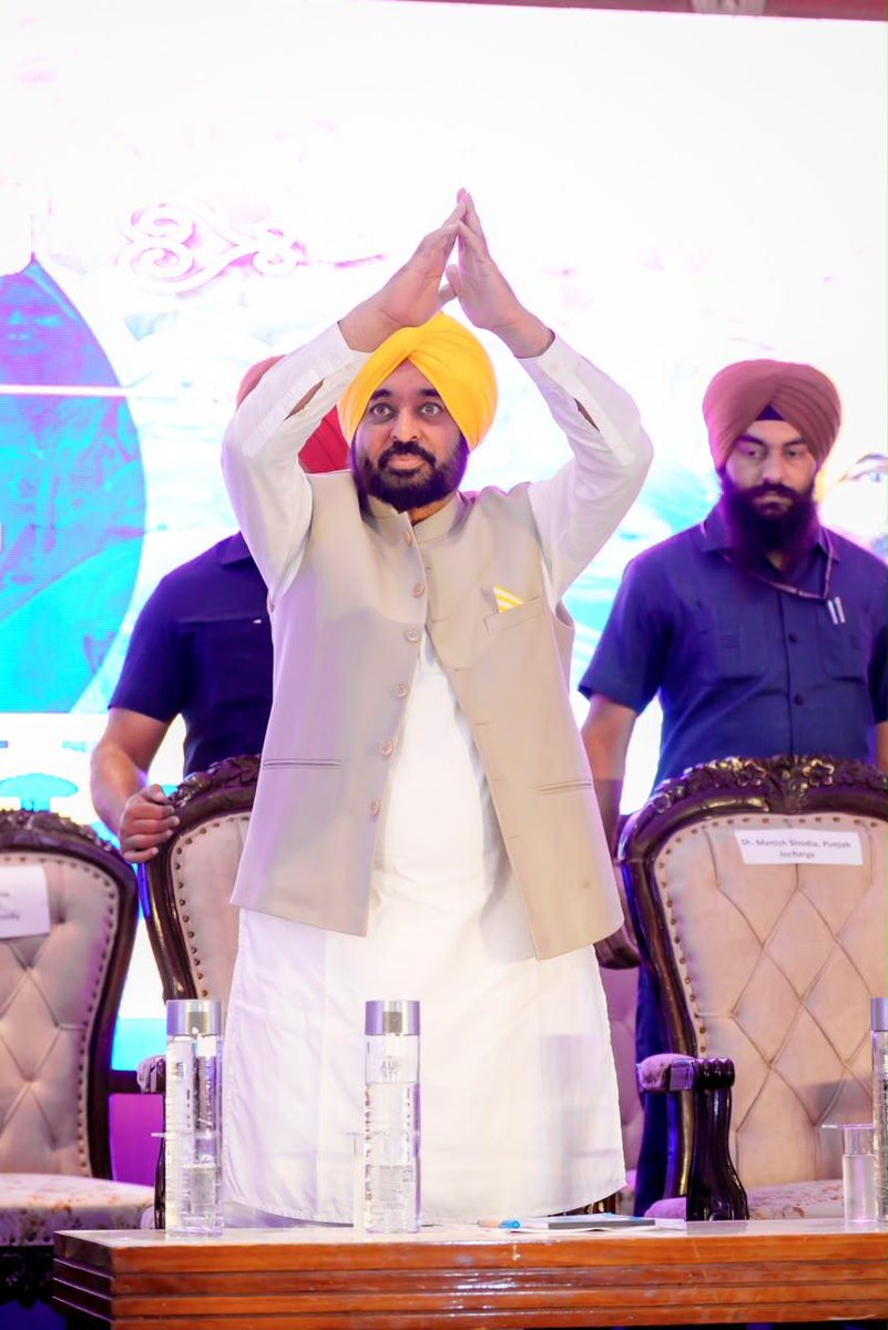 BhagwantMann's tweet photo. ਅੱਜ ਧੂਰੀ ਵਿਖੇ 'ਮਾਵਾਂ-ਧੀਆਂ ਸਤਿਕਾਰ ਯੋਜਨਾ' ਦੀ ਇਤਿਹਾਸਕ ਸ਼ੁਰੂਆਤ ਕੀਤੀ ਗਈ ਹੈ... ਇਸ ਤਹਿਤ ਜਨਰਲ ਕੈਟਾਗਰੀ ਲਈ ₹1000 ਅਤੇ ਦਲਿਤ ਭਾਈਚਾਰੇ ਲਈ ₹1500 ਪ੍ਰਤੀ ਮਹੀਨਾ ਦੀ ਸਨਮਾਨ ਰਾਸ਼ੀ ਦਿੱਤੀ ਜਾ ਰਹੀ ਹੈ...
ਯੋਜਨਾ ਨੂੰ ਲਾਗੂ ਕਰਦਿਆਂ ਜੁਲਾਈ, ਅਗਸਤ ਅਤੇ ਸਤੰਬਰ ਮਹੀਨੇ ਦੀ ₹4500 ਦੀ ਇਕੱਠੀ ਰਾਸ਼ੀ ਸਿੱਧੀ ਲਾਭਪਾਤਰੀਆਂ ਦੇ ਬੈਂਕ ਖਾਤਿਆਂ ਵਿੱਚ ਟਰਾਂਸਫਰ ਕਰ ਦਿੱਤੀ ਗਈ ਹੈ, ਜਿਸਦੇ ਮੈਸੇਜ ਵੀ ਔਰਤਾਂ ਨੂੰ ਸਮਾਗਮ ਦੌਰਾਨ ਹੀ ਮਿਲਣੇ ਸ਼ੁਰੂ ਹੋ ਗਏ ਸਨ...
ਸਾਡੀ ਸਰਕਾਰ ਨੇ ਇਹ ਯੋਜਨਾ ਪੂਰੀ ਯੋਜਨਾਬੰਦੀ ਨਾਲ ਸ਼ੁਰੂ ਕੀਤੀ ਹੈ ਤਾਂ ਜੋ ਇਹ ਹਮੇਸ਼ਾ ਜਾਰੀ ਰਹੇ... ਇਹ ਰਾਸ਼ੀ ਗਰੀਬ ਪਰਿਵਾਰਾਂ ਲਈ ਇੱਕ ਵੱਡਾ ਸਹਾਰਾ ਅਤੇ ਸਾਡੀਆਂ ਮਾਵਾਂ-ਧੀਆਂ ਦਾ ਸਨਮਾਨ ਹੈ...