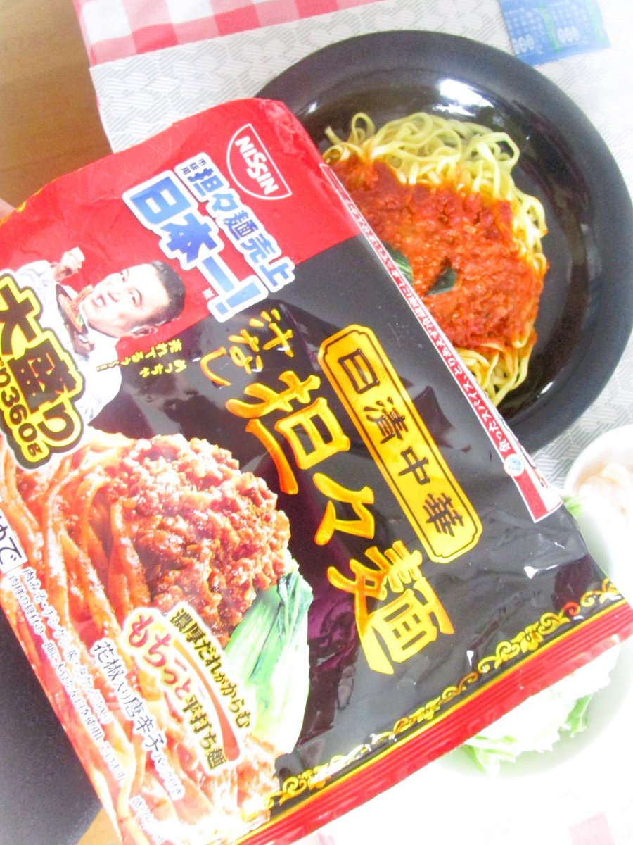 dancesylphide's tweet photo. 夫がいないと食欲が全くなく‥朝もヨーグルトだけだったらトレーニングクラス中低血糖？で何度か眩暈した😵‍💫
さすがに良くないと思いお昼はしっかりと。
冷凍食品で綺麗に盛り付けられなかったけど💦
＼日清・汁なし担々麺／大好きです🥰
ただ今日は別添えの山椒入れ過ぎて辛すぎた😂

#おうちごはん https://t.co/5Dc19B6uaP