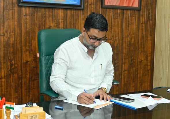 danishazadbjp's tweet photo. #जनतादर्शन
आज लखनऊ स्थित कैम्प कार्यालय पर संगठन के सम्मानित पदाधिकारियों से स्नेहिल भेंट हुई।
साथ ही प्रदेश के विभिन्न जनपदों से आए सम्मानितजनों की समस्याएं गंभीरतापूर्वक सुनीं और उनके त्वरित एवं प्रभावी निस्तारण हेतु संबंधित अधिकारियों को आवश्यक निर्देश दिए।
#Lucknow #JanSeva #PublicService #Vikas #Samadhan 
@narendramodi @myogiadityanath @PMOIndia @AmitShah @NitinNabin @mppchaudhary @idharampalsingh @BJP4India @BJP4UP
