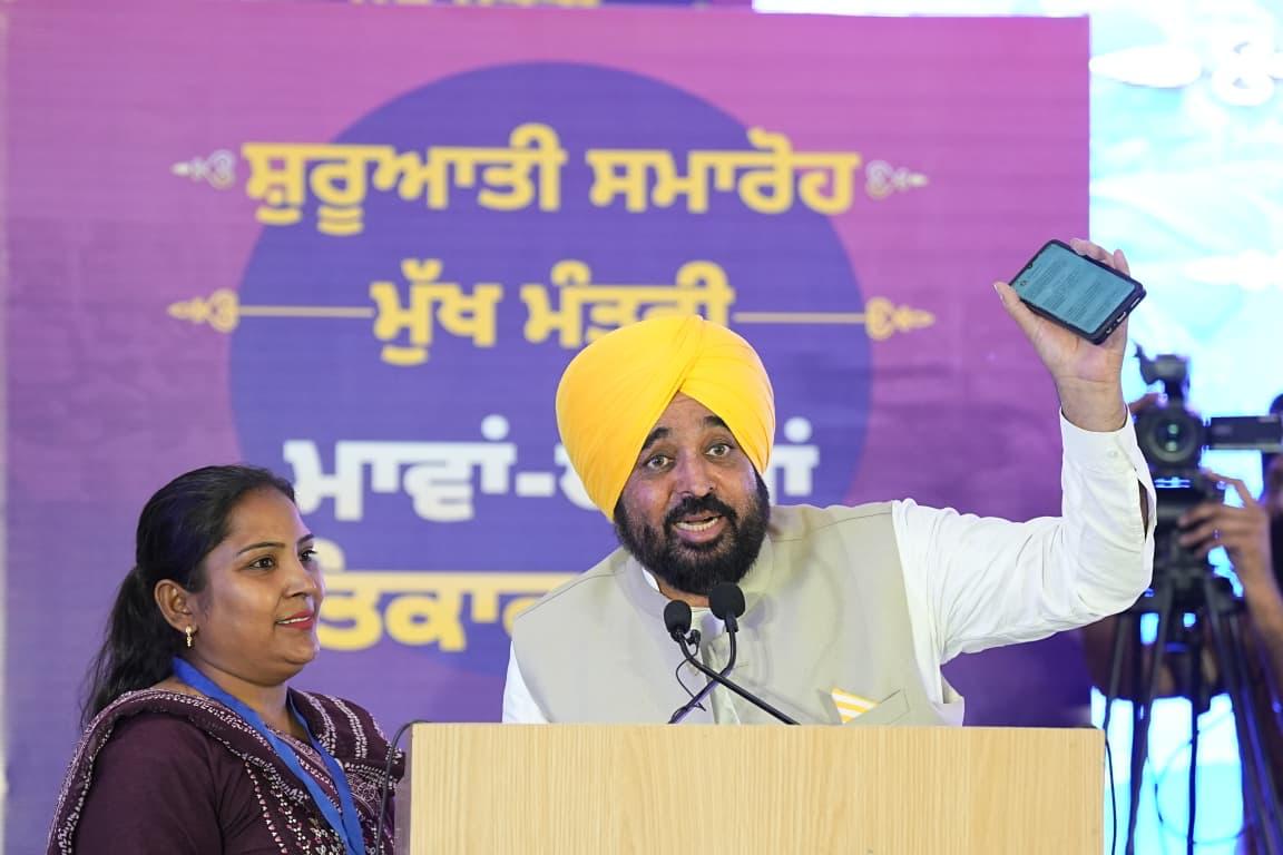 BhagwantMann's tweet photo. ਅੱਜ ਧੂਰੀ ਵਿਖੇ 'ਮਾਵਾਂ-ਧੀਆਂ ਸਤਿਕਾਰ ਯੋਜਨਾ' ਦੀ ਇਤਿਹਾਸਕ ਸ਼ੁਰੂਆਤ ਕੀਤੀ ਗਈ ਹੈ... ਇਸ ਤਹਿਤ ਜਨਰਲ ਕੈਟਾਗਰੀ ਲਈ ₹1000 ਅਤੇ ਦਲਿਤ ਭਾਈਚਾਰੇ ਲਈ ₹1500 ਪ੍ਰਤੀ ਮਹੀਨਾ ਦੀ ਸਨਮਾਨ ਰਾਸ਼ੀ ਦਿੱਤੀ ਜਾ ਰਹੀ ਹੈ...
ਯੋਜਨਾ ਨੂੰ ਲਾਗੂ ਕਰਦਿਆਂ ਜੁਲਾਈ, ਅਗਸਤ ਅਤੇ ਸਤੰਬਰ ਮਹੀਨੇ ਦੀ ₹4500 ਦੀ ਇਕੱਠੀ ਰਾਸ਼ੀ ਸਿੱਧੀ ਲਾਭਪਾਤਰੀਆਂ ਦੇ ਬੈਂਕ ਖਾਤਿਆਂ ਵਿੱਚ ਟਰਾਂਸਫਰ ਕਰ ਦਿੱਤੀ ਗਈ ਹੈ, ਜਿਸਦੇ ਮੈਸੇਜ ਵੀ ਔਰਤਾਂ ਨੂੰ ਸਮਾਗਮ ਦੌਰਾਨ ਹੀ ਮਿਲਣੇ ਸ਼ੁਰੂ ਹੋ ਗਏ ਸਨ...
ਸਾਡੀ ਸਰਕਾਰ ਨੇ ਇਹ ਯੋਜਨਾ ਪੂਰੀ ਯੋਜਨਾਬੰਦੀ ਨਾਲ ਸ਼ੁਰੂ ਕੀਤੀ ਹੈ ਤਾਂ ਜੋ ਇਹ ਹਮੇਸ਼ਾ ਜਾਰੀ ਰਹੇ... ਇਹ ਰਾਸ਼ੀ ਗਰੀਬ ਪਰਿਵਾਰਾਂ ਲਈ ਇੱਕ ਵੱਡਾ ਸਹਾਰਾ ਅਤੇ ਸਾਡੀਆਂ ਮਾਵਾਂ-ਧੀਆਂ ਦਾ ਸਨਮਾਨ ਹੈ...