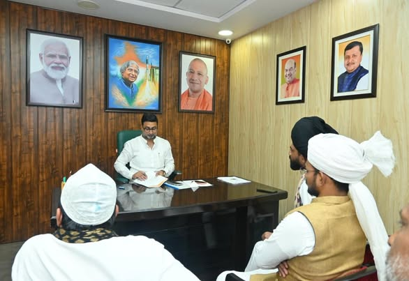 danishazadbjp's tweet photo. #जनतादर्शन
आज लखनऊ स्थित कैम्प कार्यालय पर संगठन के सम्मानित पदाधिकारियों से स्नेहिल भेंट हुई।
साथ ही प्रदेश के विभिन्न जनपदों से आए सम्मानितजनों की समस्याएं गंभीरतापूर्वक सुनीं और उनके त्वरित एवं प्रभावी निस्तारण हेतु संबंधित अधिकारियों को आवश्यक निर्देश दिए।
#Lucknow #JanSeva #PublicService #Vikas #Samadhan 
@narendramodi @myogiadityanath @PMOIndia @AmitShah @NitinNabin @mppchaudhary @idharampalsingh @BJP4India @BJP4UP