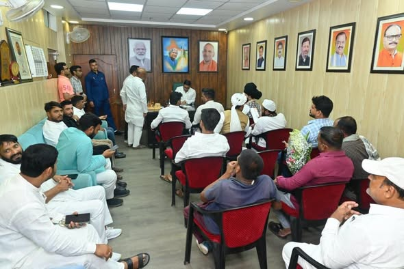 danishazadbjp's tweet photo. #जनतादर्शन
आज लखनऊ स्थित कैम्प कार्यालय पर संगठन के सम्मानित पदाधिकारियों से स्नेहिल भेंट हुई।
साथ ही प्रदेश के विभिन्न जनपदों से आए सम्मानितजनों की समस्याएं गंभीरतापूर्वक सुनीं और उनके त्वरित एवं प्रभावी निस्तारण हेतु संबंधित अधिकारियों को आवश्यक निर्देश दिए।
#Lucknow #JanSeva #PublicService #Vikas #Samadhan 
@narendramodi @myogiadityanath @PMOIndia @AmitShah @NitinNabin @mppchaudhary @idharampalsingh @BJP4India @BJP4UP