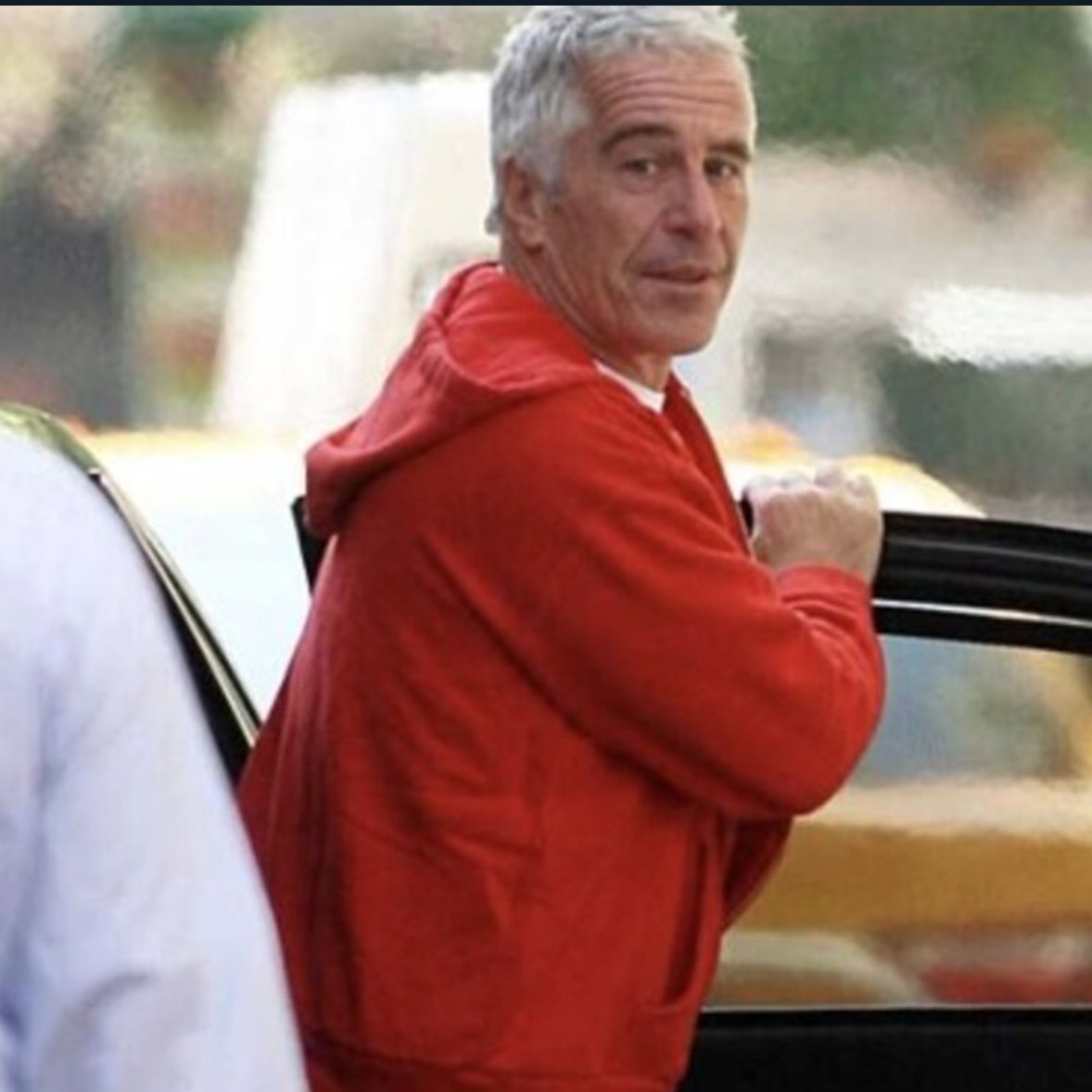 thenews_fr's tweet photo. 🇫🇷🇺🇸 L’affaire Epstein en France : « Paris était l’endroit le plus sûr du monde pour lui et ses amis », déclare l’avocat américain Brad Edwards, qui représente outre-Atlantique des dizaines de victimes du criminel sexuel.

«Ces gens étaient intouchables... Il n’y a qu’à voir les noms cités dans le dossier : Jack Lang ; Olivier Colomb, le conseiller de Nicolas Sarkozy ; Ariane de Rothschild, la banquière…», estime la présidente de l’association Innocence en danger.

Jeffrey Epstein était en France comme chez lui. D’abord, dans son immense appartement de l’avenue Foch, dans le XVIe arrondissement de Paris, sa seule propriété en dehors des États-Unis, mais aussi sur les plages de la Côte d’Azur ou dans les châteaux d’Île-de-France. Il y a commis les mêmes crimes sexuels que dans son pays, et y a bénéficié de la même impunité.  (Le Parisien)