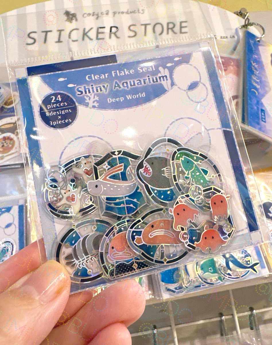 bumpodo's tweet photo. SAIENさんのクリアフレークシール『シャイニーアクアリウム』が入荷しました✨️

オーロラ箔の使い方がとても素敵な水のいきもの達をデザインしたシールとなっております。ひと袋に8種類×3枚づつ、計24枚入。組み分けがかわいらしくてお気に入りです！

(続きPOSTに写真載せますね) https://t.co/TWd2x0NWKQ