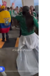 primermundonet's tweet photo. @LuisValLe_A esa mujer se ha de sentir toda una divina grasa en este momento la muy cobarde, ojala la venten de cualquier mundial, ella pudo haber ocasionado una tremenda bronca https://t.co/Vd0SVFDaeM