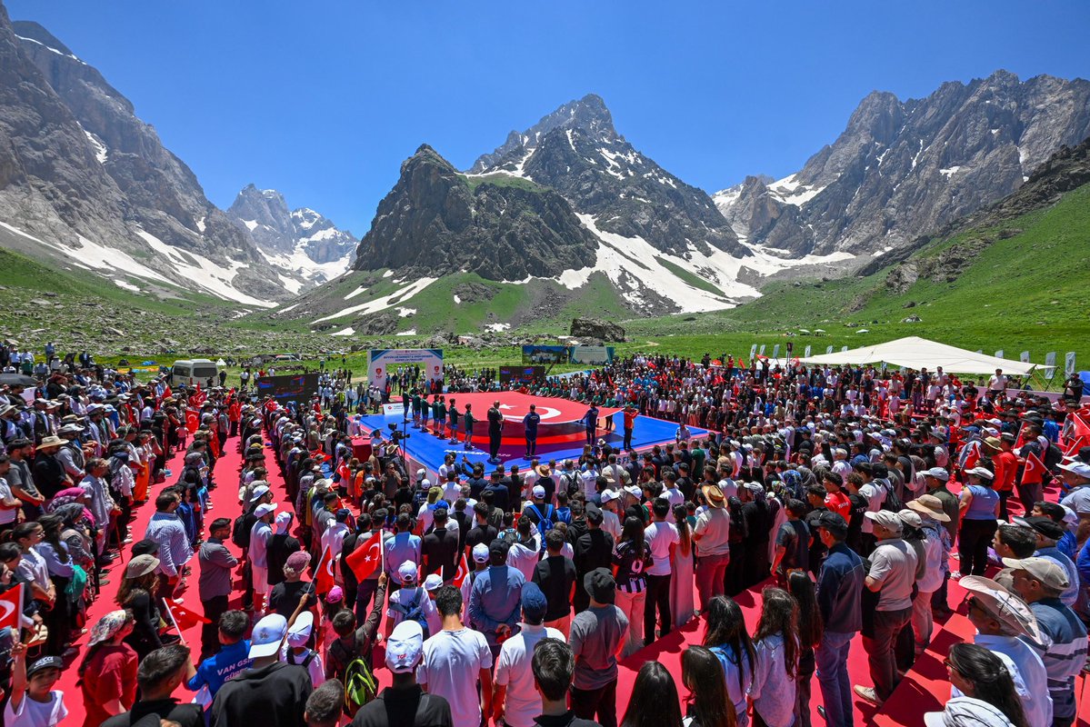 gencliksporbak's tweet photo. Ay yıldızın gölgesinde, zirvelerin kalbinde…🇹🇷

Hakkâri’nin eşsiz doğasında, Cilo Dağı’nın eteklerindeki Cennet Cehennem Vadisi Türk güreşinin nefes kesen rekabetine ev sahipliği yaptı. 🤼‍♂️

Bu toprakların köklü mirasını, sporun birleştirici gücüyle buluşturmaya devam ediyoruz.🏔️🌱❤️

#GSBHepYanında