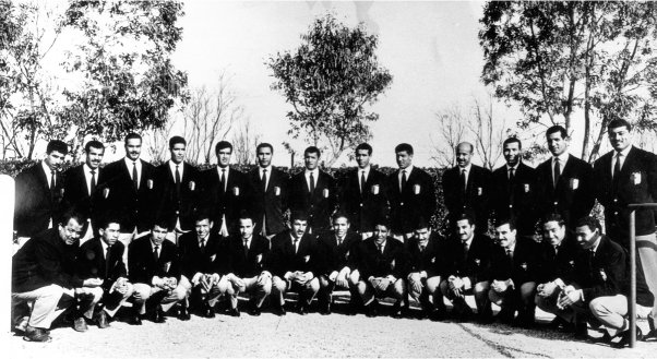 snfsvs21's tweet photo. Futbol ve Ulusal Kurtuluş|

“Onlar tüfekleri ve makineleriyle bize hükmedebilir
Ama yüz yüze, futbol sahasında, biz
Onlara kimin daha güçlü olduğunu gösterebiliriz”
-Ferhat Abbas

Cezayir’de futbolun tarihi henüz Fransız sömürgesi olduğu dönemin ortalarına dayanıyor. Bu dönemde popülerleşen spor, yalnızca bir eğlence aracı değil, bir politik mücadele aracıydı da. 1920’lerde Cezayir’de birçok futbol kulübü yalnızca Cezayirlilerden oluşuyordu, yani Cezayir’e yerleşen Fransızları (pied-noir) barındırmıyorlardı. Bu kulüpler henüz, doğrudan politik söylem üretmedikçe, sömürge hükümeti tarafından sorun olarak görülmüyorlardı fakat taşıdıkları kimlik onları ve taraftarlarını bu yönde mücadele etme durumunda bırakıyordu. Bu mücadele, sömürge hükümetinin 1928’de Avrupalı takımlar ile yerli takımların karşılaşmasını yasaklaması ile bitmedi. Yasak birçok yerde uygulanamadı, uygulanmaya çalışılan bölgelerde ise geniş eylemlere sonuç verdi. Bu yasak uygulanamayınca futbol takımlarına Avrupalı oyuncu kotası getirildi, ancak bu kotaya yönelik mücadele de sonuç verdi ve 1945’de kota kaldırıldı.

1954’te Ulusal Kurtuluş Cephesi’nin (FLN) kuruluşuyla birlikte Cezayir’de ulusal kurtuluş mücadelesinde büyük bir sıçrama gerçekleşti. Bu sıçrama futbola da tabii sirayet etti, 1956’da Kuzey Afrika Kupası finaline biri pied-noir, diğeri yerli kulüp çıkmasıyla birlikte maç sömürge hükümeti için bir kriz haline geldi ve kupa iptal edildi. Maçın iptali üzerine FLN yerli kulüplere ligleri boykot etme çağrısı yaptı. Birçok futbolcu ve yönetici bu çağrıya kulak verdi, Kupa finaline çıkan yerli takım USM Bel Abbes’den birçok futbolcu FLN’ye katılarak Fransa’ya karşı silahlı mücadelede yer aldı.

1958’de ise FLN öncülüğünde, henüz Fransa’dan siyasi bağımsızlığını kazanamamış olsa da, Cezayir Milli Takımı kuruldu. 14 Nisan günü FLN’in önceden görüştüğü ve anlaştığı Fransa 1. Ligi’nde oynayan 12 futbolcu, birçoğu aynı zamanda Fransız Milli Takımında da oynuyordu, Fransa’dan kaçtı. 2’si sınırda yakalanarak tutuklansa da 10 futbolcu Cezayir’e vardı. FLN tarafından düzenlenen Kuzey Afrika Cemile Buhayrad Turnuvası’nda sahaya çıkan “Bağımsızlık 11’i” ilk maçını 9 Mayıs günü Fas’a karşı oynadı ve maçı 2 - 1 kazandı. Cezayir Milli Takımı’na destek yalnızca kendi ülkelerinden gelmedi, Fransız Milli Takımı futbolcuları Raymond Kopa, Just Fountaine ve Roger Piantoni da 1958 Dünya Kupası sürerken arkadaşlarıyla dayanışmak adına Fransız Milli Takımı formasını birçok kez giymiş fakat artık Cezayir formasını seçmiş Mustapha Zitouni’ye kartpostal gönderdiler. FIFA’nın katılan futbolculara ve Cezayir Milli Takımı ile maç yapan federasyonlara karşı yaptığı tehditler de boşa düştü, yaz süresince Cezayirli futbolcular takıma katılmaya devam etti ve Cezayir resmen siyasi bağımsızlığı elde ettiği 1962 yılına kadar 14 farklı ülke ile 80’den fazla kez oynadı.

Cezayir Milli Takımına katılan futbolcular rahat yaşamlarını, ünlerini, kariyerlerini geride bırakarak Cezayir’in kurtuluşu için Tunus’da sürgüne razı oldular. Cezayir’in bağımsızlığının ardından Cezayir Geçici Hükümeti Başkanı Ferhat Abbas, futbolculara şunu söyledi: Sizler devrimi 10 yıl öne taşıdınız.