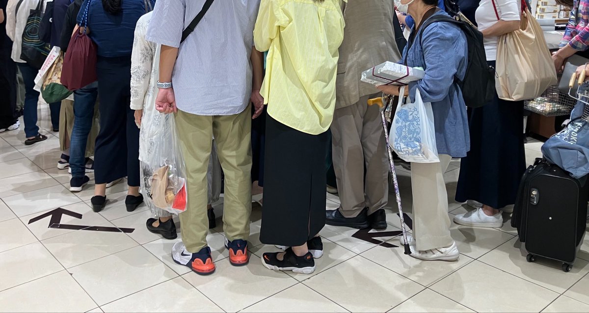 5368S's tweet photo. @wagashibuyer 横浜にていただきました😊

売場には15:50着。
既に16時販売の商品を待つ群れが…😅
予約した私は争奪戦を横目に16:07会計終了。
男性のSさまがご対応くださいました。
2枚目の写真は会計後の売場。
大勢の方が氷室饅頭を選んでおられました！

#横浜高島屋
#銘菓百選
#決戦氷室饅頭 https://t.co/fHTByQ4DPR