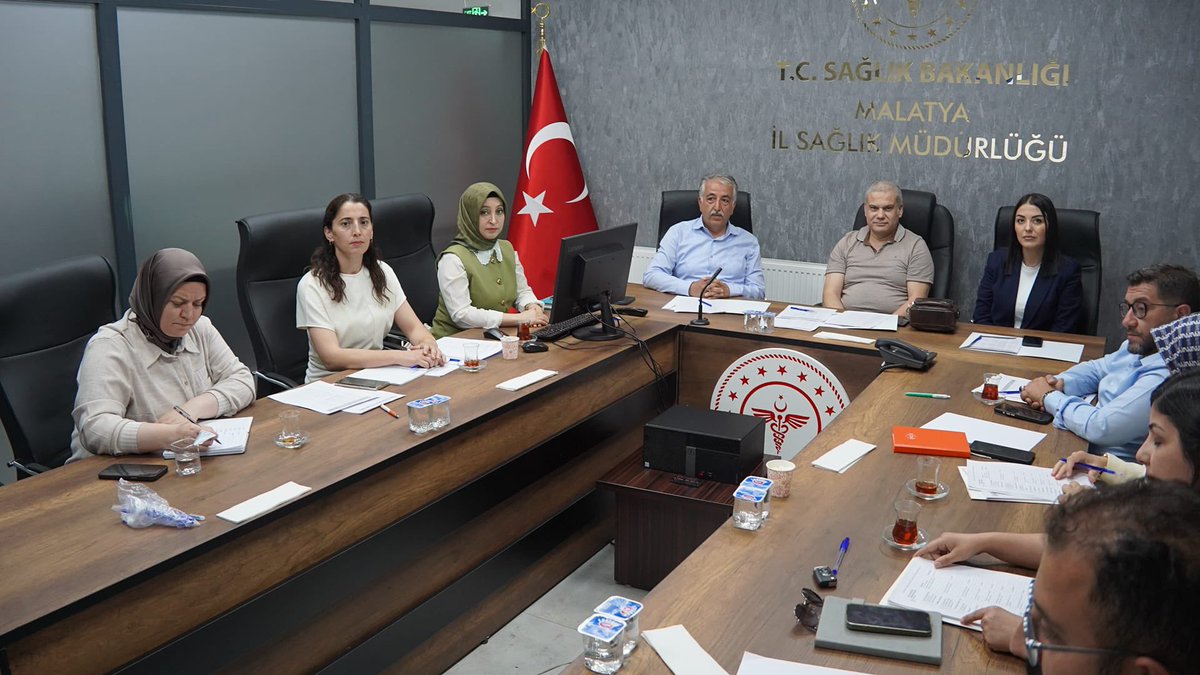 malatyaism's tweet photo. Halk Sağlığı Hizmetleri Başkanı Dr. Şemsettin ÇİTİL'in Başkanlığında, İnönü Üniversitesi ile imzalanan "Sağlık, Eğitim ve Araştırma Bölgesi Oluşturulmasına Dair İş Birliği Protokolü (SEAB)" kapsamında değerlendirme toplantısı gerçekleştirildi.

Toplantıya Halk Sağlığı Hizmetleri Başkan Yardımcısı Dr. Esin İNCE, İnönü Üniversitesi Aile Hekimliği Ana Bilim Dalı Başkanı Prof. Dr. Engin Burak SELÇUK, Halk Sağlığı Ana Bilim Dalı Öğretim Üyesi Dr. Öğr. Üyesi Gülseda BOZ, Yeşilyurt İlçe Sağlık Müdürü Dr. Seyid ÇİFTÇİ, Battalgazi İlçe Sağlık Müdürü Uzm. Dr. Sedanur UZUNPOLAT YAYLA ile Uzman İmran GÜLEÇ katıldı.

Toplantıda, SEAB Protokolü kapsamında 2026-2027 Eğitim ve Öğretim Yılında İnönü Üniversitesi öğrencilerinin uygulamalı eğitimlerini gerçekleştirebilecekleri Aile Sağlığı Merkezleri ile Sağlıklı Hayat Merkezleri değerlendirilerek belirlendi. Ayrıca, öğrencilerin saha eğitimlerinin etkin ve verimli şekilde yürütülmesine yönelik planlamalar ile kurumlar arası iş birliği ve koordinasyon konuları ele alındı.