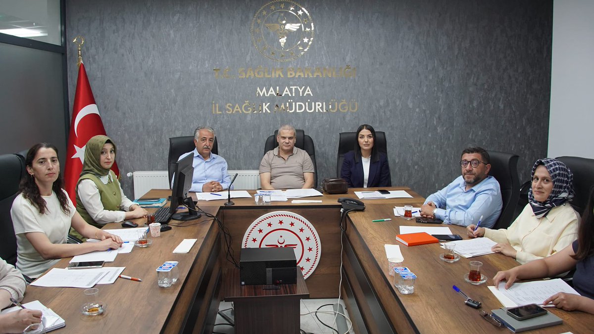 malatyaism's tweet photo. Halk Sağlığı Hizmetleri Başkanı Dr. Şemsettin ÇİTİL'in Başkanlığında, İnönü Üniversitesi ile imzalanan "Sağlık, Eğitim ve Araştırma Bölgesi Oluşturulmasına Dair İş Birliği Protokolü (SEAB)" kapsamında değerlendirme toplantısı gerçekleştirildi.

Toplantıya Halk Sağlığı Hizmetleri Başkan Yardımcısı Dr. Esin İNCE, İnönü Üniversitesi Aile Hekimliği Ana Bilim Dalı Başkanı Prof. Dr. Engin Burak SELÇUK, Halk Sağlığı Ana Bilim Dalı Öğretim Üyesi Dr. Öğr. Üyesi Gülseda BOZ, Yeşilyurt İlçe Sağlık Müdürü Dr. Seyid ÇİFTÇİ, Battalgazi İlçe Sağlık Müdürü Uzm. Dr. Sedanur UZUNPOLAT YAYLA ile Uzman İmran GÜLEÇ katıldı.

Toplantıda, SEAB Protokolü kapsamında 2026-2027 Eğitim ve Öğretim Yılında İnönü Üniversitesi öğrencilerinin uygulamalı eğitimlerini gerçekleştirebilecekleri Aile Sağlığı Merkezleri ile Sağlıklı Hayat Merkezleri değerlendirilerek belirlendi. Ayrıca, öğrencilerin saha eğitimlerinin etkin ve verimli şekilde yürütülmesine yönelik planlamalar ile kurumlar arası iş birliği ve koordinasyon konuları ele alındı.
