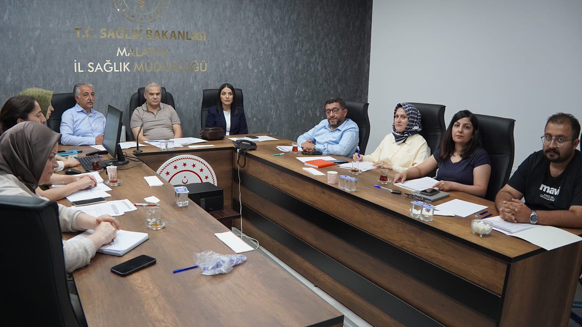 malatyaism's tweet photo. Halk Sağlığı Hizmetleri Başkanı Dr. Şemsettin ÇİTİL'in Başkanlığında, İnönü Üniversitesi ile imzalanan "Sağlık, Eğitim ve Araştırma Bölgesi Oluşturulmasına Dair İş Birliği Protokolü (SEAB)" kapsamında değerlendirme toplantısı gerçekleştirildi.

Toplantıya Halk Sağlığı Hizmetleri Başkan Yardımcısı Dr. Esin İNCE, İnönü Üniversitesi Aile Hekimliği Ana Bilim Dalı Başkanı Prof. Dr. Engin Burak SELÇUK, Halk Sağlığı Ana Bilim Dalı Öğretim Üyesi Dr. Öğr. Üyesi Gülseda BOZ, Yeşilyurt İlçe Sağlık Müdürü Dr. Seyid ÇİFTÇİ, Battalgazi İlçe Sağlık Müdürü Uzm. Dr. Sedanur UZUNPOLAT YAYLA ile Uzman İmran GÜLEÇ katıldı.

Toplantıda, SEAB Protokolü kapsamında 2026-2027 Eğitim ve Öğretim Yılında İnönü Üniversitesi öğrencilerinin uygulamalı eğitimlerini gerçekleştirebilecekleri Aile Sağlığı Merkezleri ile Sağlıklı Hayat Merkezleri değerlendirilerek belirlendi. Ayrıca, öğrencilerin saha eğitimlerinin etkin ve verimli şekilde yürütülmesine yönelik planlamalar ile kurumlar arası iş birliği ve koordinasyon konuları ele alındı.