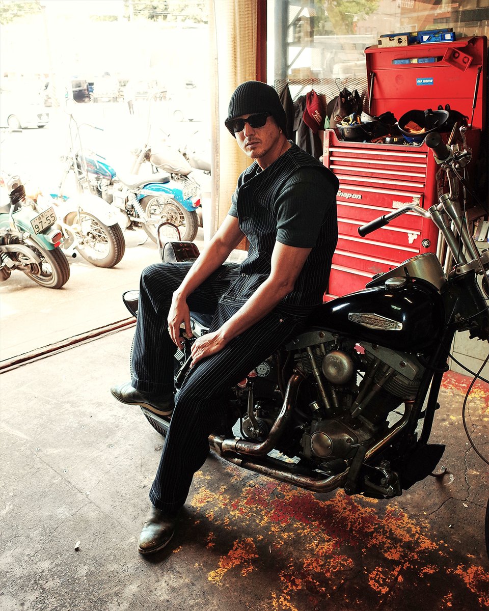 SchottJAPAN's tweet photo. Schottの名作「OLD HICKORY（オールドヒッコリー） PANTS」「OLD HICKORY VEST」の大型再入荷が本日2026年6月26日に決定。再入荷に際し、アーティスト・数原龍友氏と俳優・今村謙斗氏を起用した最新ビジュアルを公開いたしました。
https://t.co/zF9YU4fgjO https://t.co/pjEGyBQw75